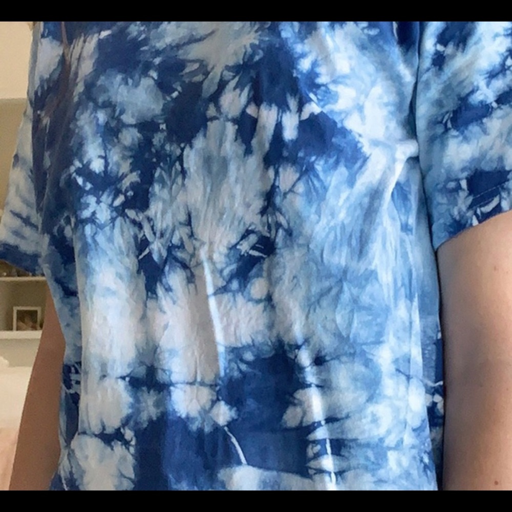 blue tie dyed t-shirt (option to be cropped)